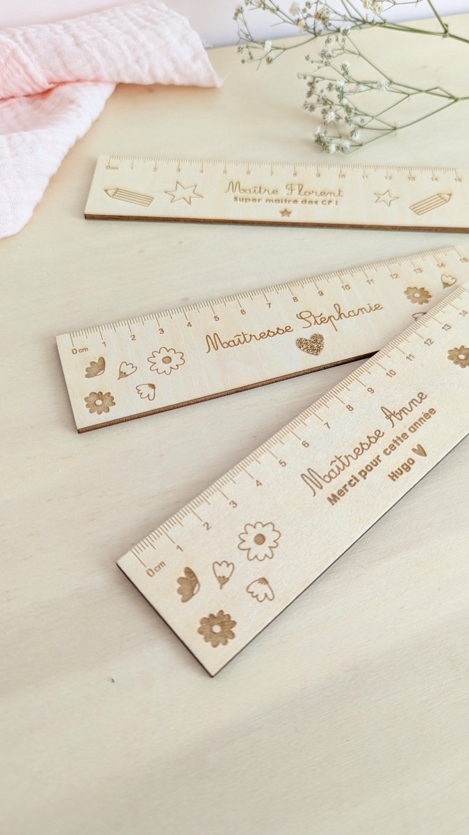Règle en bois cadeau Merci Maîtresse, Atsem, Nounou - Atelier Vingt Huit
