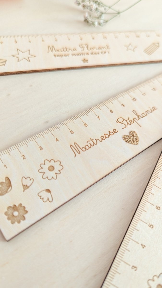 Règle en bois cadeau Merci Maîtresse, Atsem, Nounou - Atelier Vingt Huit